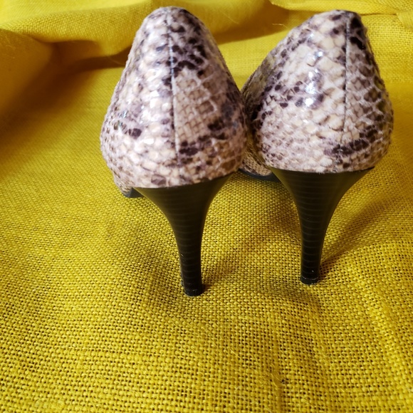 Size 6.5, reptile design heels/wood grain heels - Picture 5 of 7